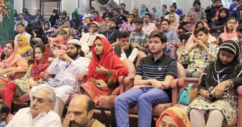 لاہور: ایوان اقبال میں منعقدہ تقریب میں شریک طلبہ صوبائی ..