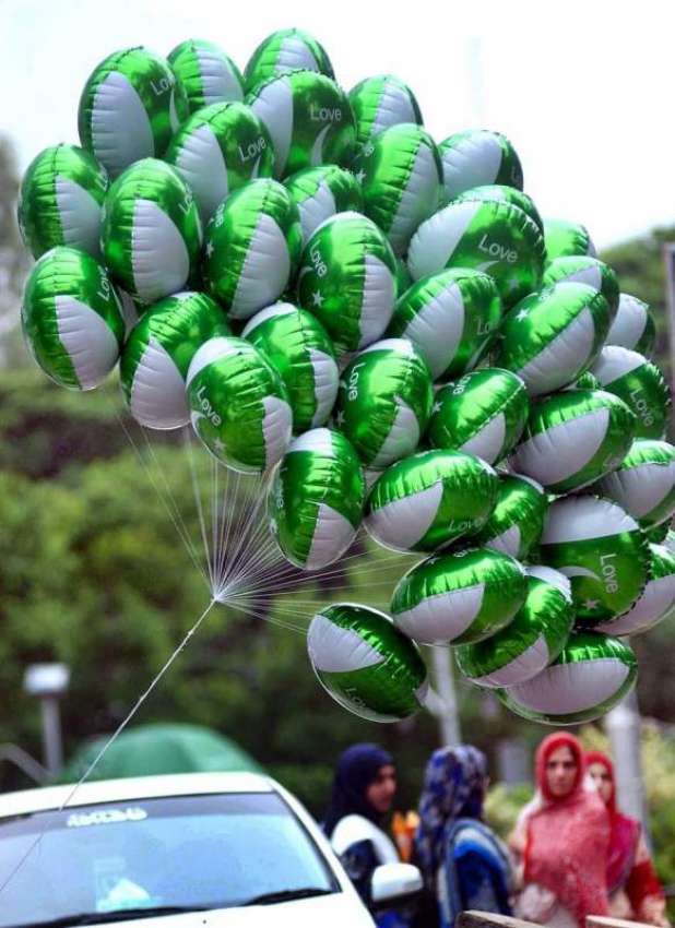 اسلام آباد: جشن یوم آزادی کی آمد کے موقع پر دکاندارنے قومی ..