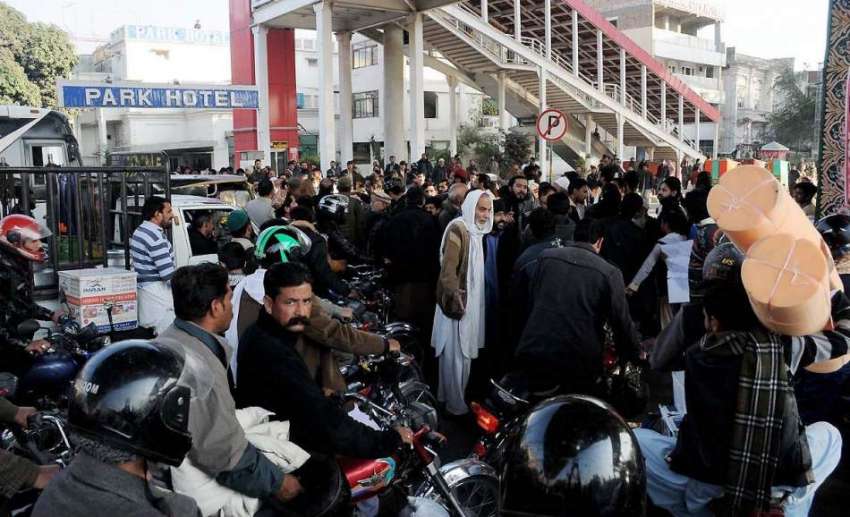راولپنڈی: مختلف علاقوں کے رہائشی مری روڈ پر گیس بندش کے خلاف ..