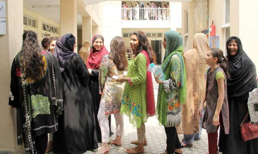 لاہور: عام انتخابات 2018  ڈیفنس میں ووٹ کاسٹ کرنے کے لیے آئی ..