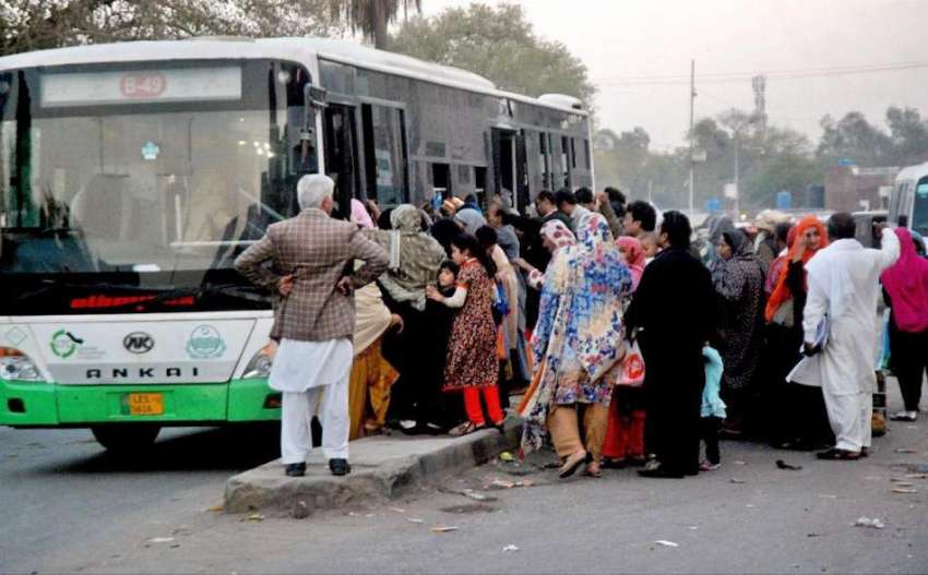 لاہور: ریلوے اسٹیشن کے باہر بس میں سوار ہونے والے مسافروں ..
