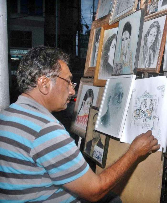 کراچی: ایک آرٹسٹ پینٹنگ بنانے میں مصروف ہے۔