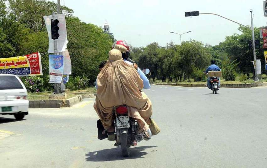 اسلام آباد: ٹریفک پولیس کی نا اہلی موٹر سائیکل پر تین لوگ ..