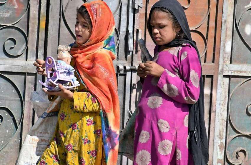 راولپنڈی: تعلیم اور کھیل کود سے محروم بچیاں ہاتھ میں کھلونہ ..