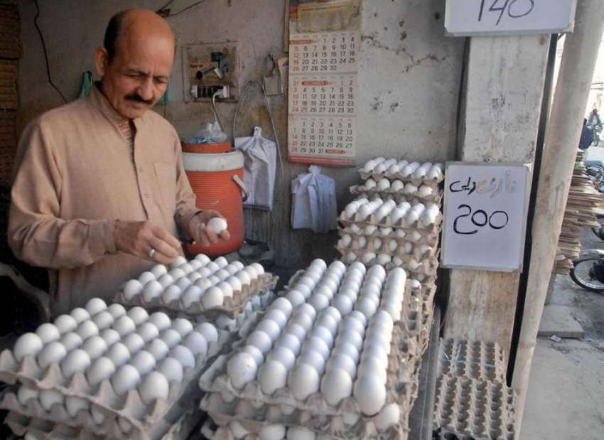 راولپنڈی: ایک دکاندار اپنی دکان پر انڈے فروخت کے لیے سجا ..