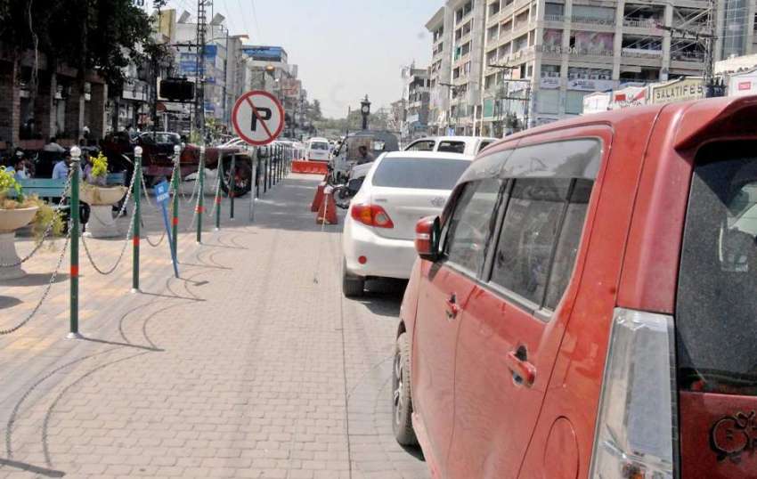 راولپنڈی: صدر بنک روڈ نو پارکنگ بورڈ کے آگے کھڑی گاڑیوں کے ..