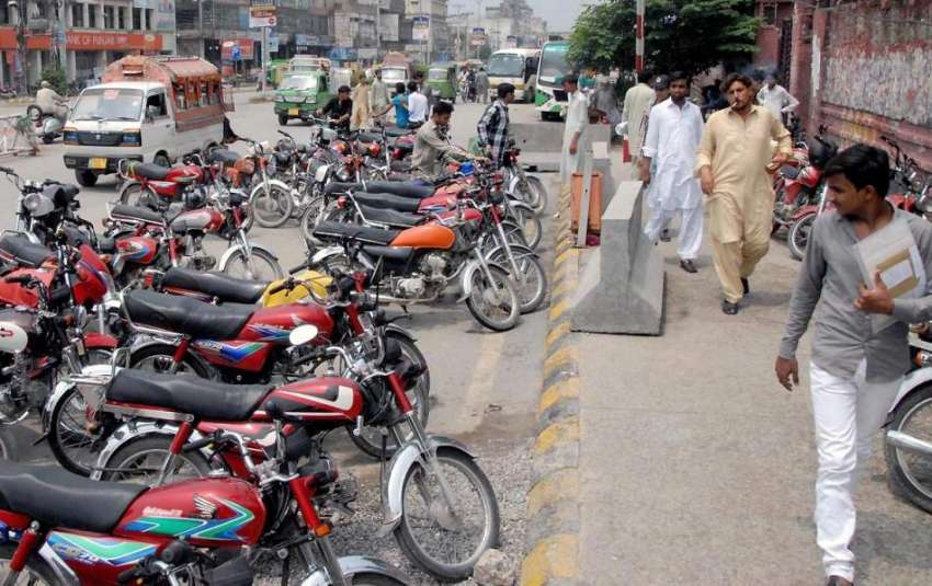 راولپنڈی: گارڈن کالج کے باہر کھڑے موٹر سائیکل ٹریفک روانی ..