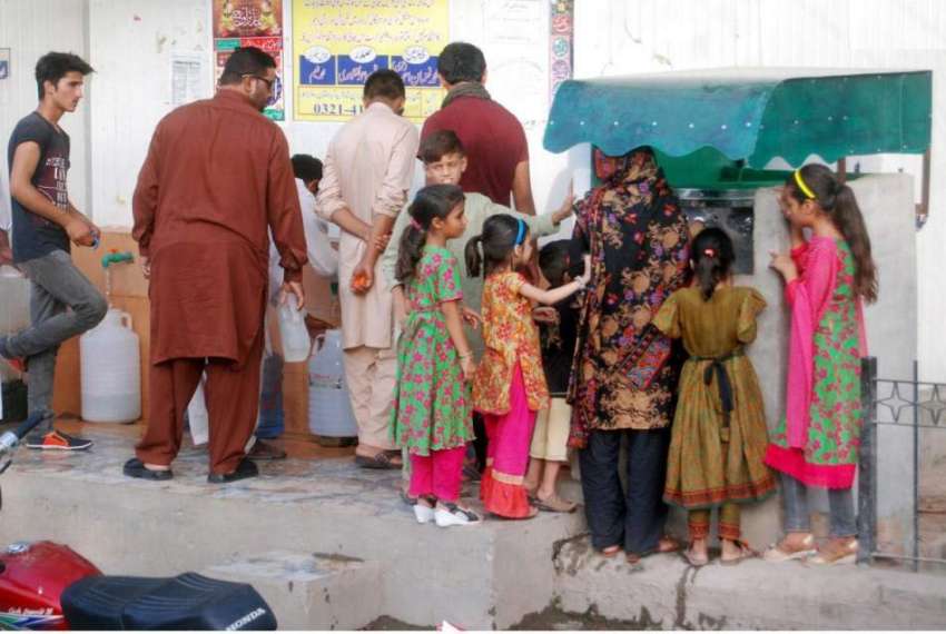 لاہور: شہری اور بچے واٹر فلٹریشن پلانٹ سے پینے کے لیے پانی ..