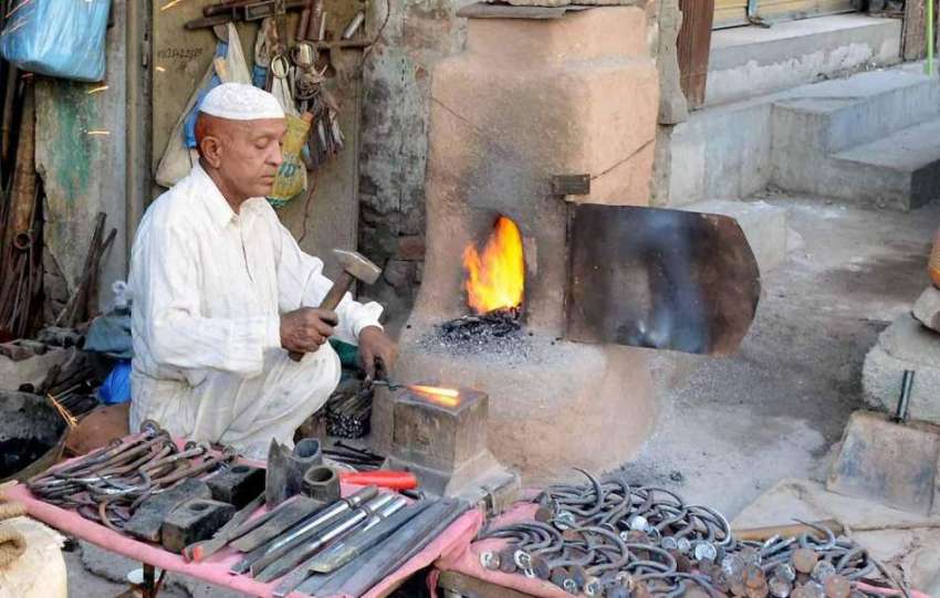 راولپنڈی: لوہار بھٹھی میں لوہا پگھلا کر مختلف اشیاء بنا ..