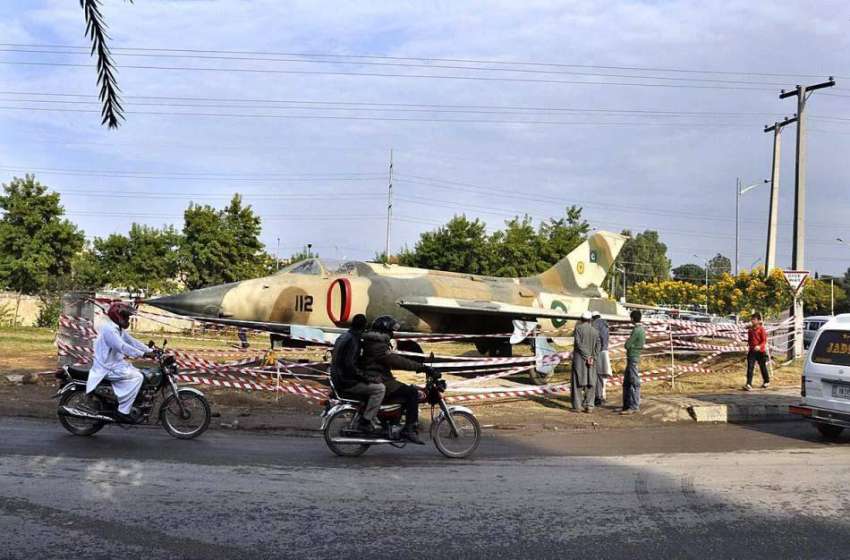 اسلام آباد: سیکٹر9گرین بیلٹ پر جہاز کا ماڈل نصب کیا جارہا ..