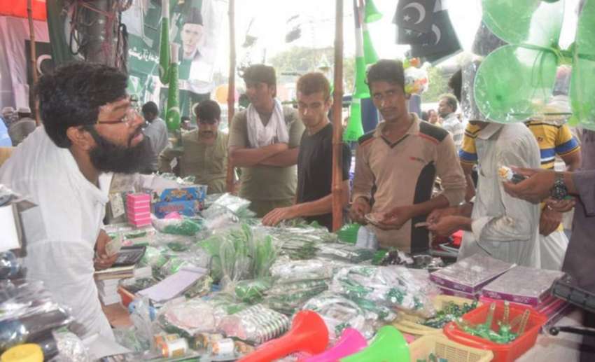 لاہور: نوجوان یوم آزادی کے حوالے سے اردو بازار میں خریداری ..