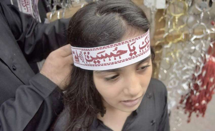 لاہور:8ویں محرم الحرام کے مرکزی جلوس میں ایک بچی کے سر پر ..
