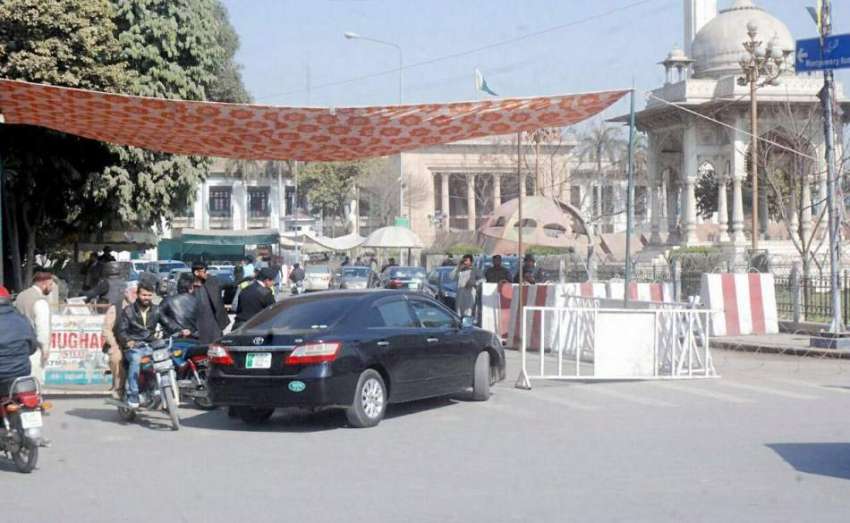 لاہور: پنجاب اسمبلی کے اجلاس کے موقع پر داخلی راستے پر گاڑی ..