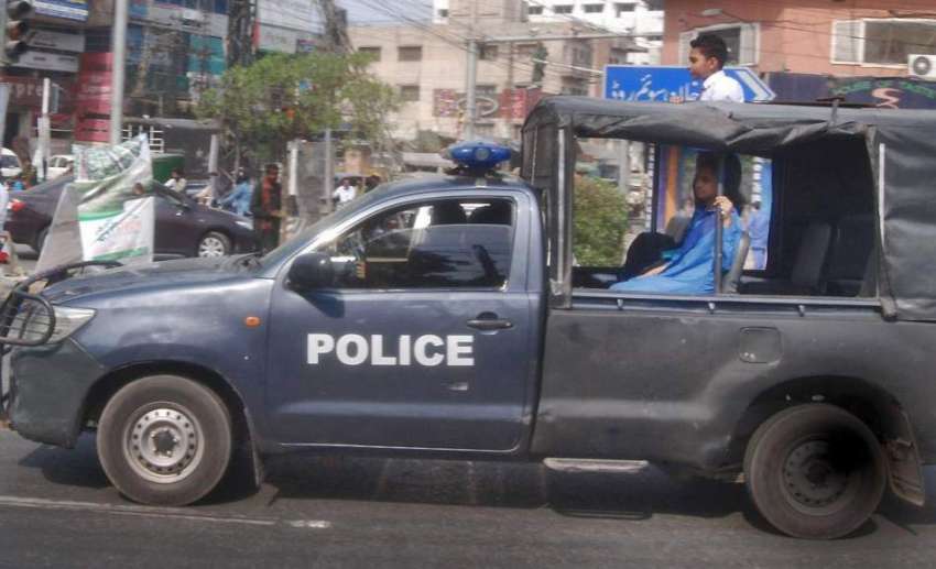 لاہور: پولیس اہلکار سکول سے چھٹی کے بعد بچوں کو سرکاری وین ..