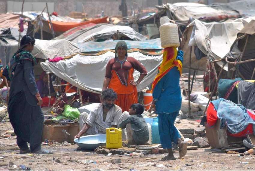 حیدر آباد: خانہ بدوش خواتین پینے کے لیے پانی بھرنے کے بعد ..