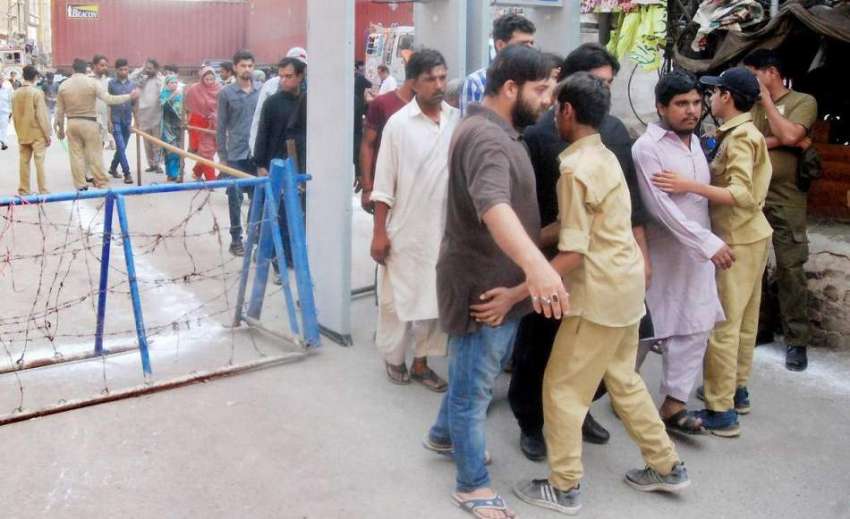لاہور: پولیس اہلکار بیریئر اٹھائے حضرت علی (رض) کے یوم شہادت ..