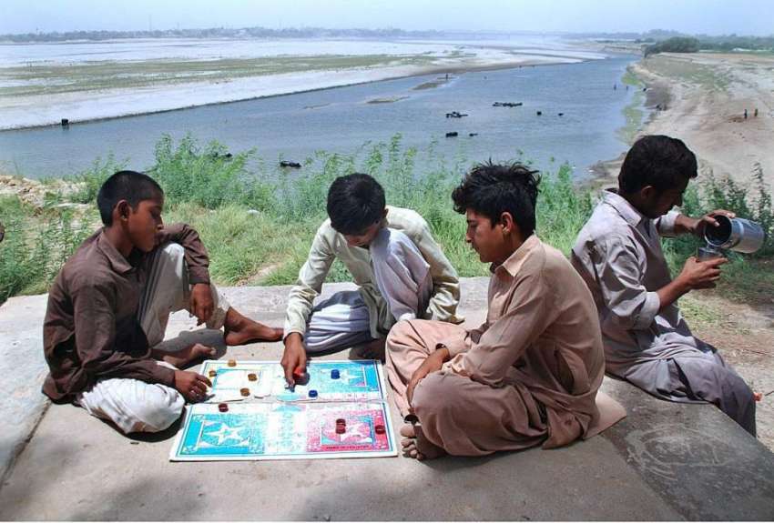حیدر آباد: نوجوان دریائے انڈس کے کنارے لوڈو کھیلنے میں مصروف ..