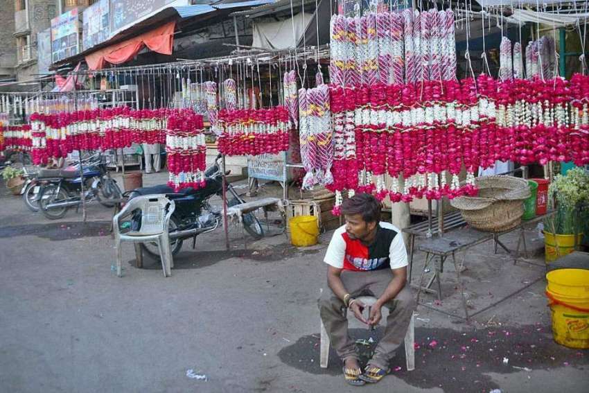 حیدر آباد: دکاندار پھولوں کی بنی چادریں اور ہار فروخت کے ..