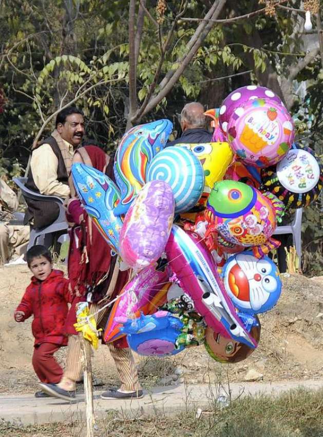 اسلام آباد: محنت کش گلی گلی گھوم کر بیلون فروخت کررہا ہے۔