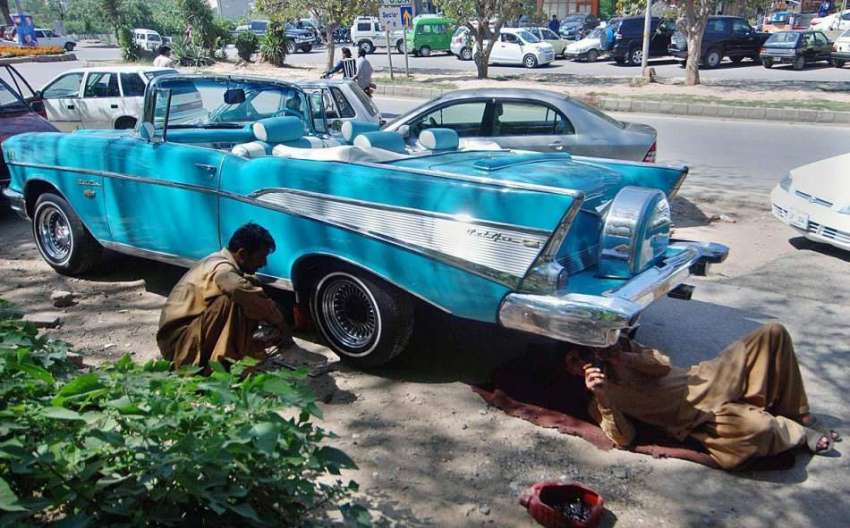 اسلام آباد: مکینک اپنی ورکشاپ میں اینٹیک گاڑی تیار کرنے ..