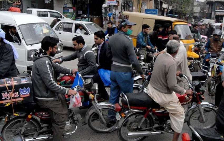 راولپنڈی: شدید ٹریفک جام میں پولیس اہلکار بے بس دکھائی دے ..