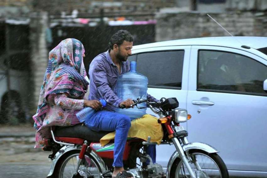 اسلام آباد: موٹر سائیکل سوار فیملی دوران بارش پینے کے لیے ..