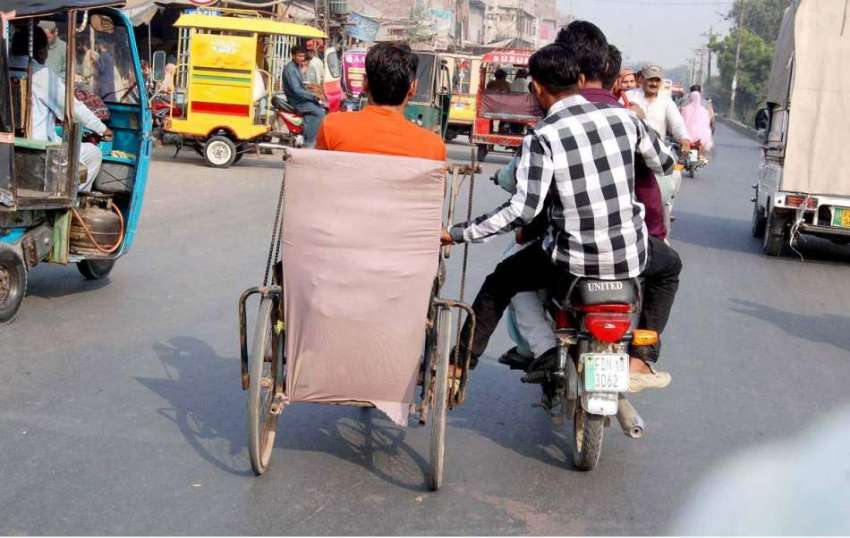 حیدر آباد: موٹر سائیکل سوار نوجوان معذور شخص کی مدد کرتے ..