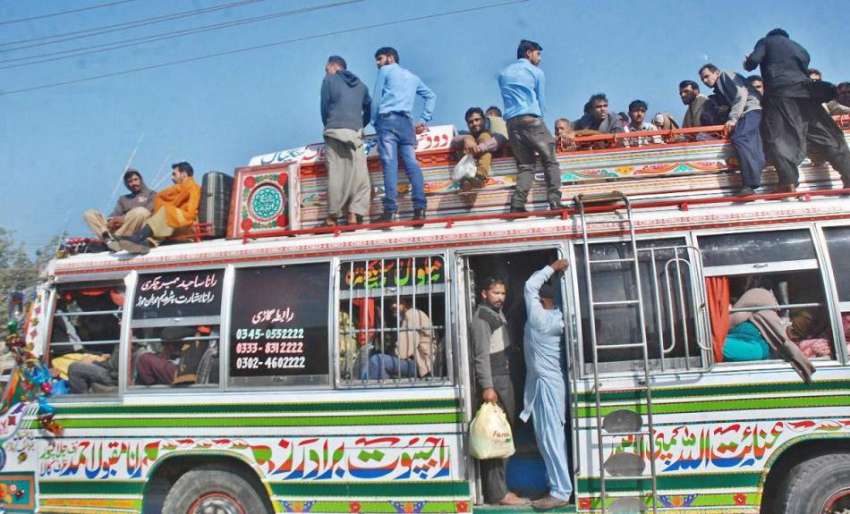 لاہور: شہری بس کی چھت پر سوار ہو کر خطرناک طریقے سے سفر کر ..