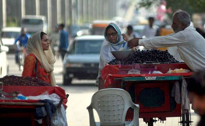 راولپنڈی: خاتون ریڑھی بان سے جامن خرید رہی ہے۔