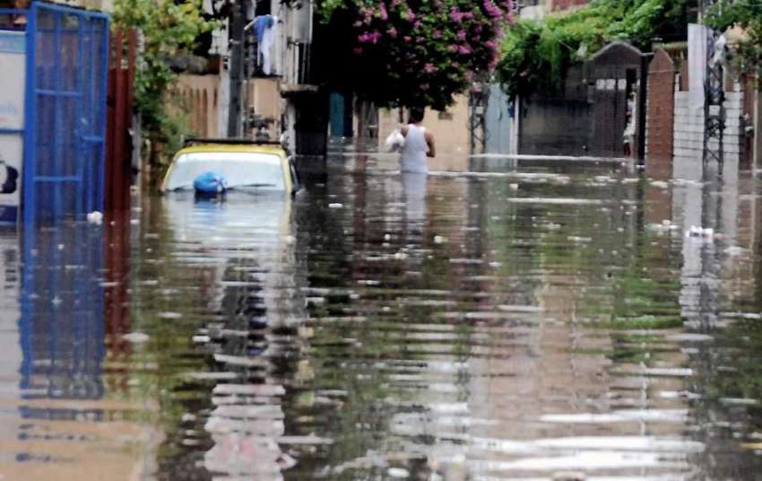 راولپنڈی: شدید بارش کے بعد ڈھوک کھبہ میں گاڑی بارش کے پانی ..