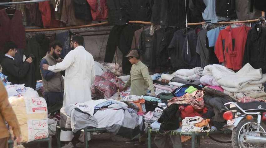 اسلام آباد: شہری روڈ کنارے سٹال سے گرم کپڑے خرید رہے ہیں۔