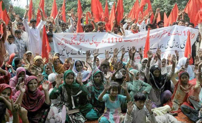 لاہور: بھٹہ مزدور اپنے مطالبات کے حق میں پریس کلب کے باہر ..