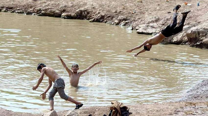راولپنڈی: بچے گرمی کی شدت کم کرنے کے لیے تالابی پانی میں ..