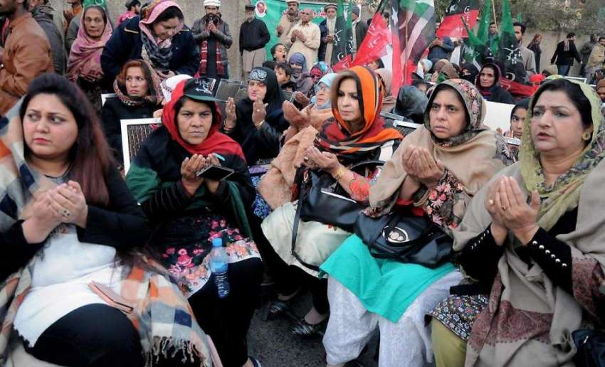 راولپنڈی: بینظیر بھٹو کی برسی کے موقع پر خواتین کارکنان ..