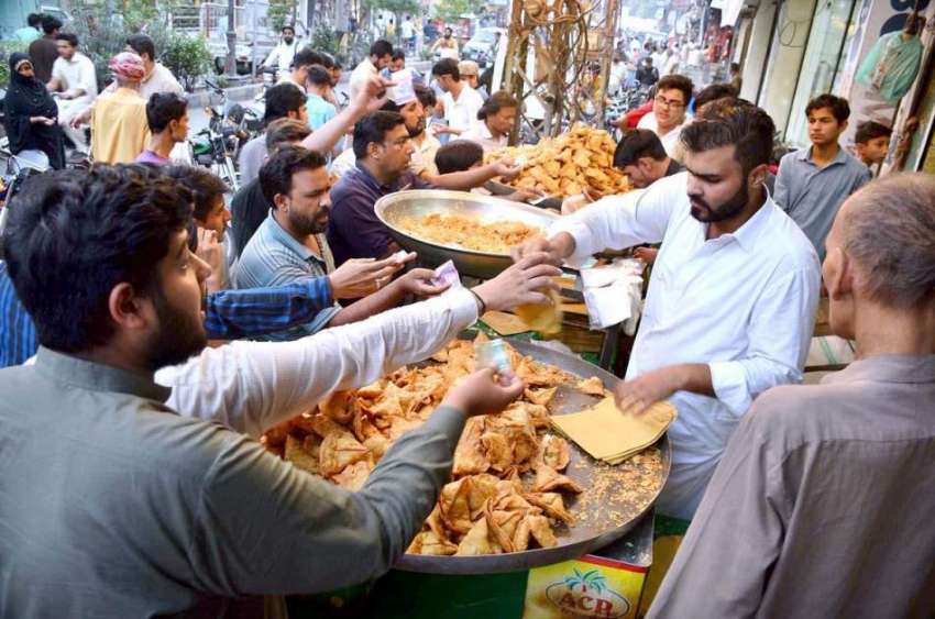 سیالکوٹ: شہریوں کی بڑی تعداد افطاری کے لیے مختلف اشیاء خریدنے ..