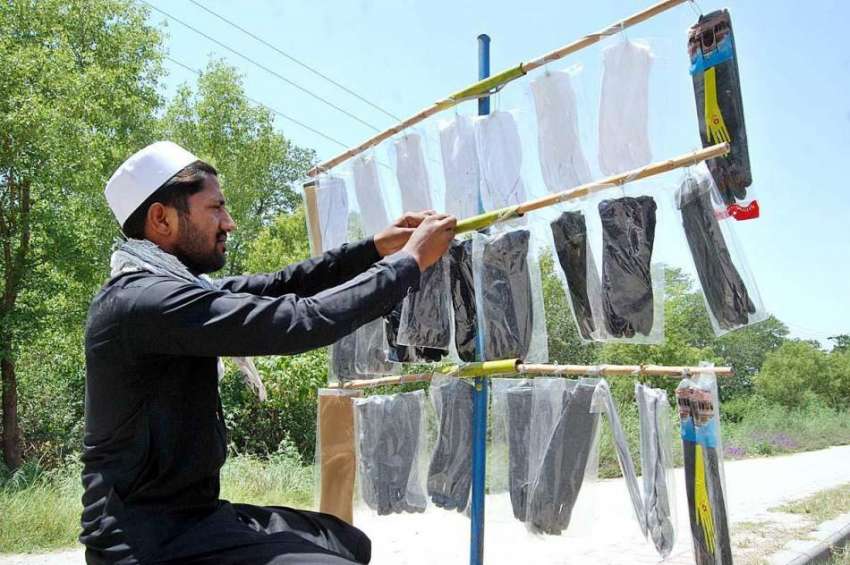 اسلام آباد: محنت کش سڑک کنارے دستانوں کا سٹال لگائے گاہکوں ..