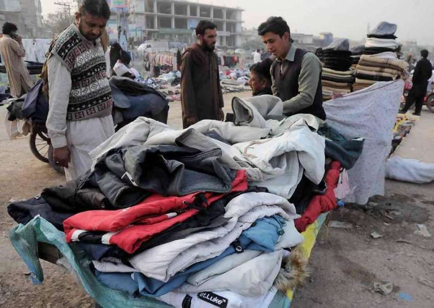 راولپنڈی: موسم سرد ہونے کے باعث شہری کوٹ جیکٹ پسند کررہے ..