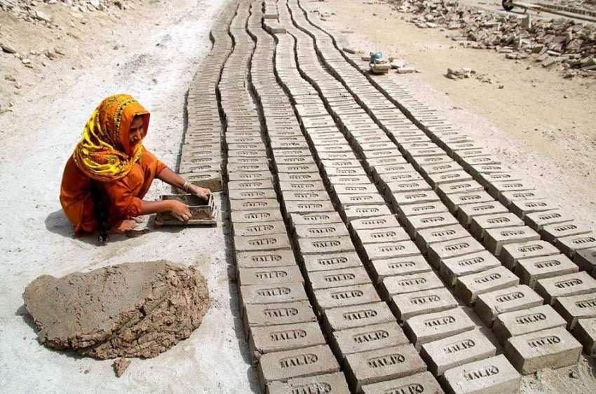 حیدر آباد: محنت کش خاتون بھٹہ پر اینٹیں بنا رہی ہے۔
