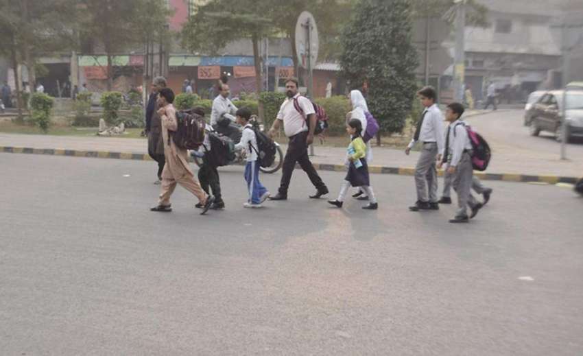 لاہور: راستوں کی بندش کی وجہ سے والدین اپنے بچوں کو سکول ..