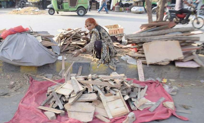 لاہور: ایک خاتون سرکلر روڈ پر چولہا جلانے کے لئے لکڑیاں اکٹھی ..