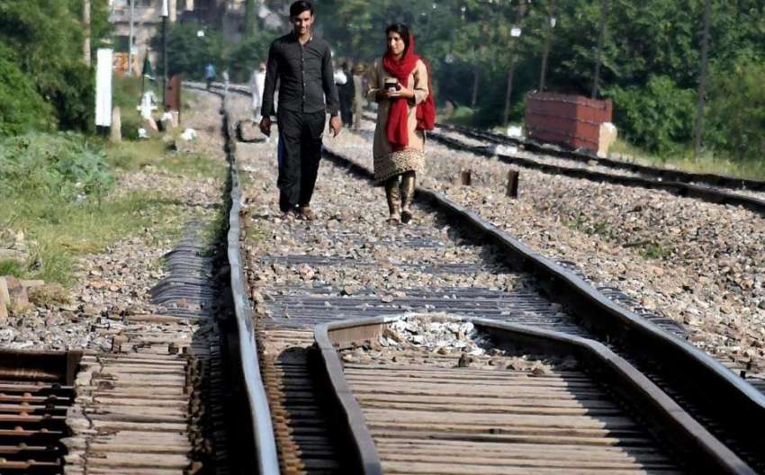 راولپنڈی: مڑیڑ ریلوے ٹریک پر شہری کسی خطرے کی پرواہ کیے بغیر ..