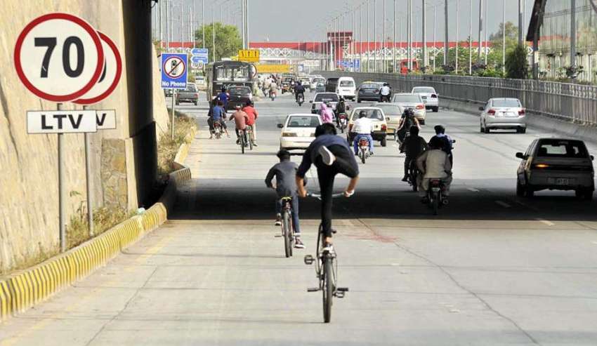 اسلام آباد: لڑکے سائیکل پر ون ویلنگ کرتے ہوئے جارہے ہیں جو ..