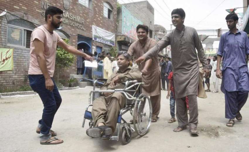 لاہور: عام انتخابات 2018  شالیمار کے علاقہ میں ایک معذور شحص ..