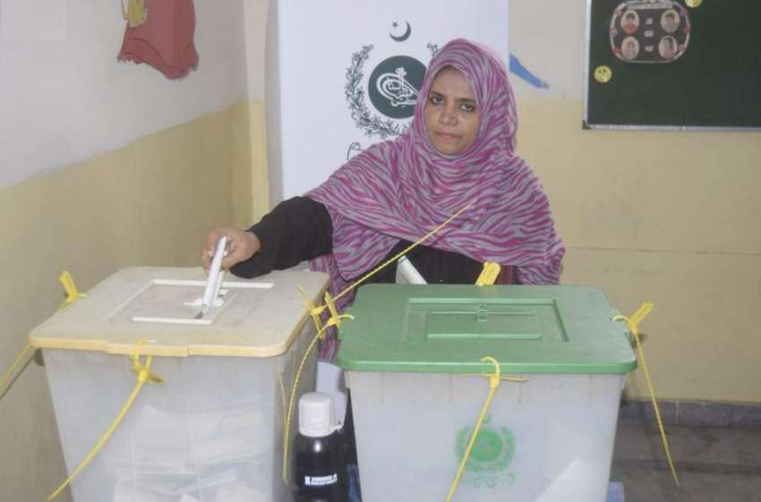 لاہور: عام انتخابات 2018  عام انتخابات کے موقع پر ایک خاتون ..