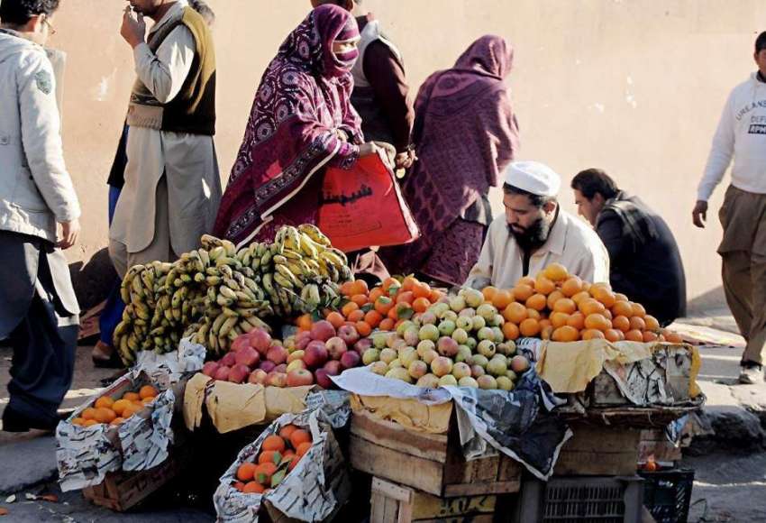 راولپنڈی: ایک خاتون سٹال سے فروٹ خرید رہی ہے۔