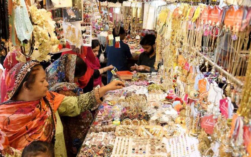 راولپنڈی: عیدالاضحی کی تیاریوں میں مصروف خواتین جیولری ..