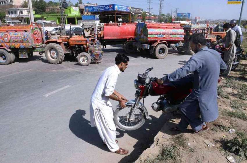 راولپنڈی: ٹریفک جام کی وجہ سے دو شہری موٹر سائیکل کو اٹھا ..