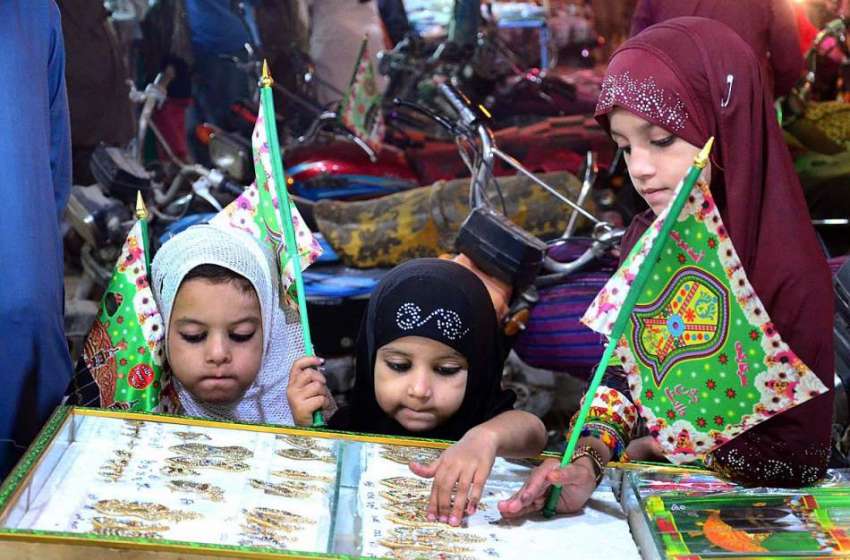 حیدر آباد: بچے عید میلاد النبیﷺ کے حوالے سے خریداری کر رہے ..