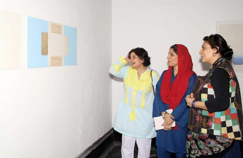 لاہور: این سی اے میں خواتین پینٹنگ کی نمائش دیکھ رہی ہیں۔