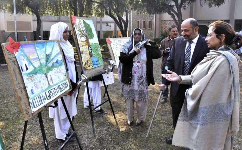 اسلام آباد: پروفیسر ڈاکٹر فاروق ڈار پرنسپل کے ہمراہ قائد ..